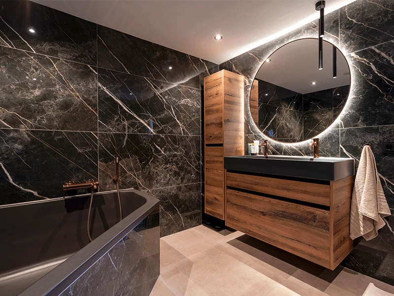 Badkamer zwart met hout