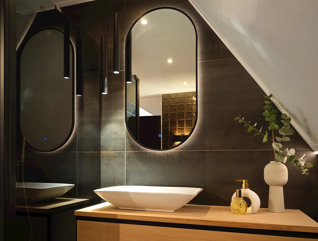 Badkamer met zwarte tegels