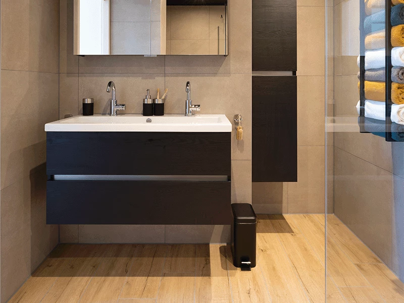 Houtlook tegels moderne badkamer