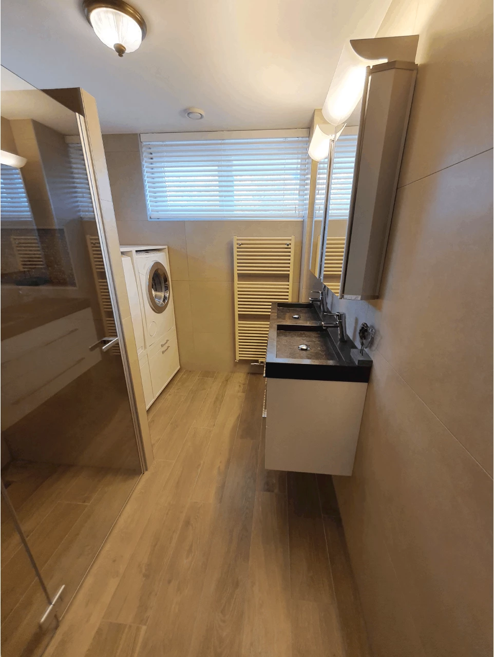 Hout in de badkamer combineren