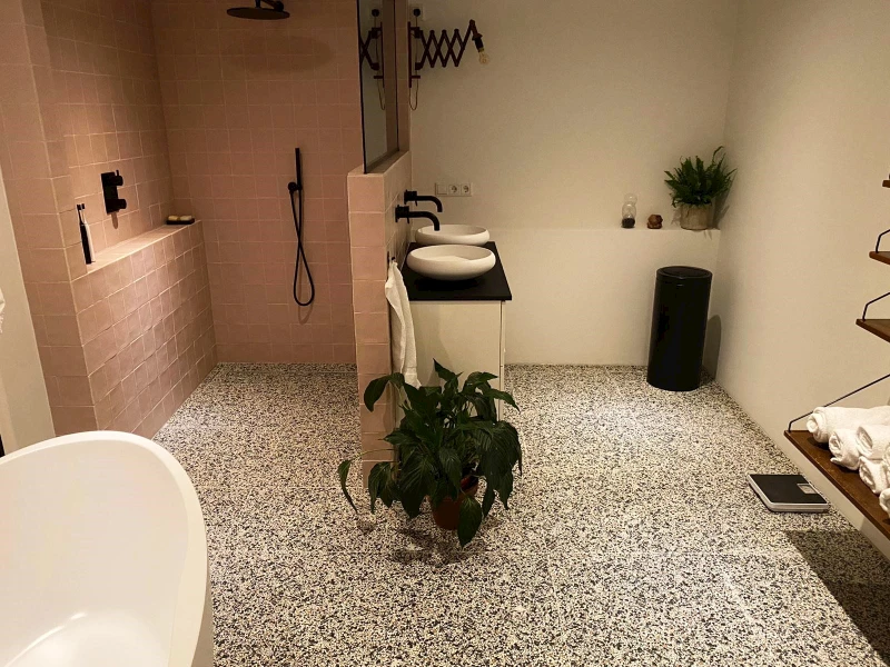 Unieke tegels exclusieve badkamers