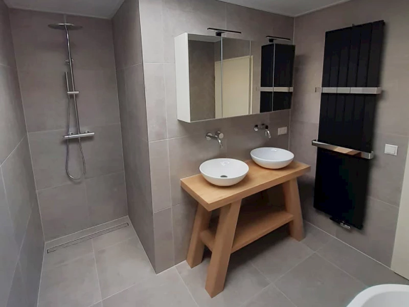 Kleuren en materialen exclusieve badkamer