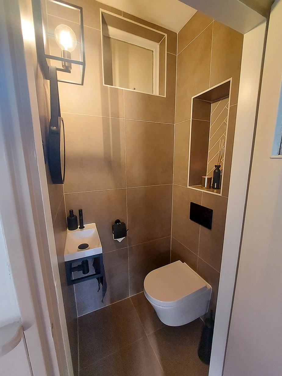 Bruine badkamers én toiletruimtes bij Sani4All