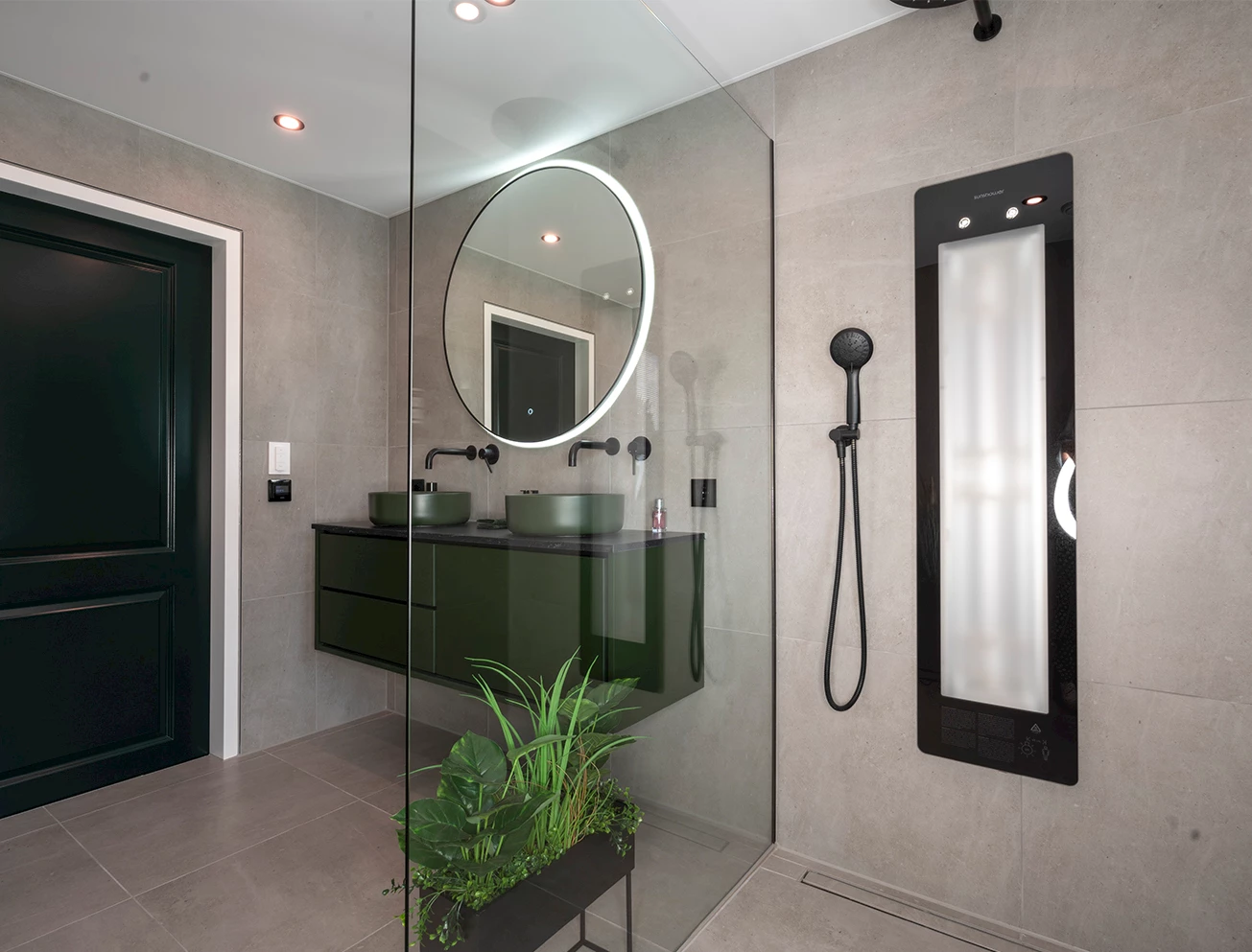 Badkamer met een Sunshower-paneel naast de douche en een groen badmeubel