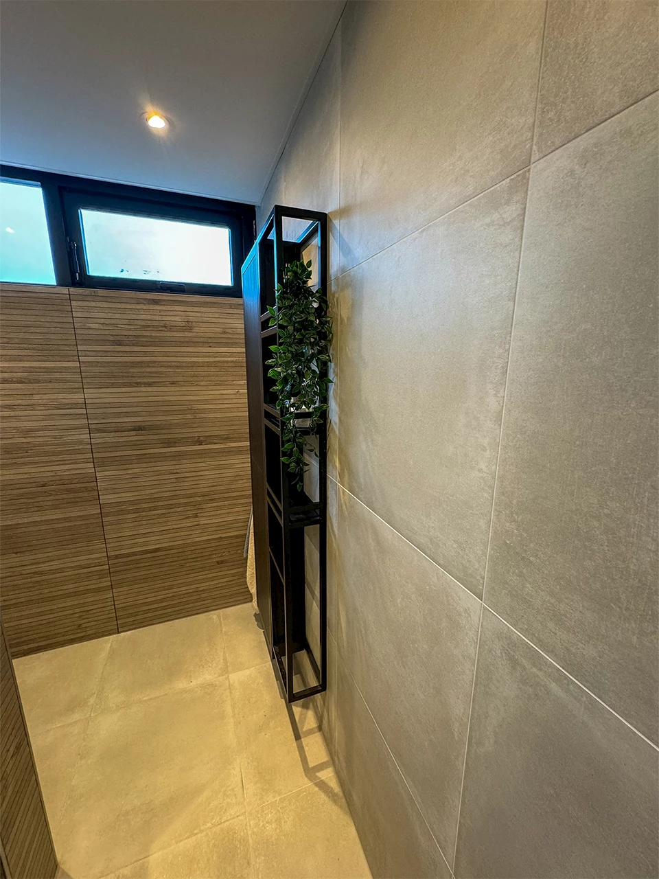 Hoge kolomkast badkamer