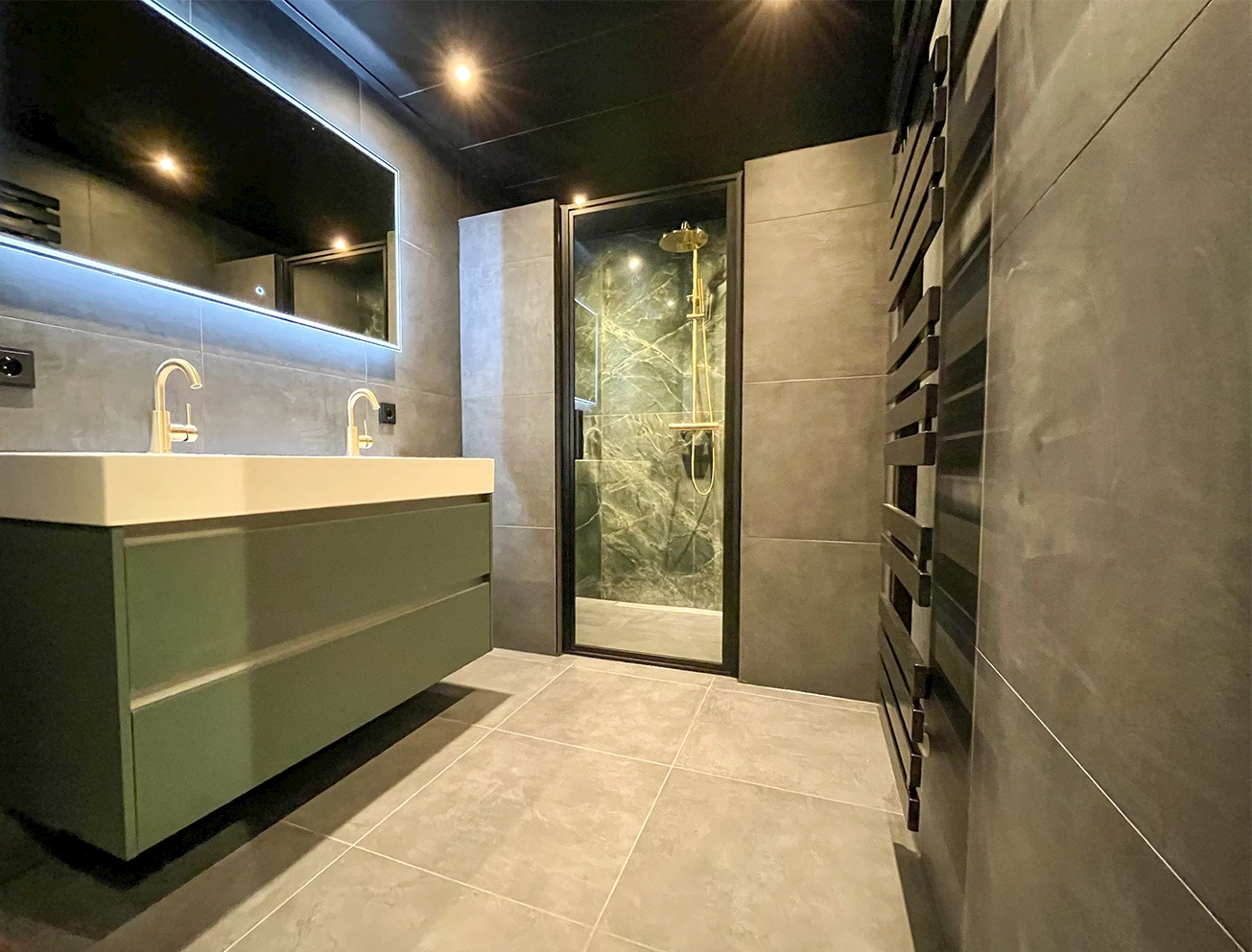 Kleurrijke marmer badkamer met goud