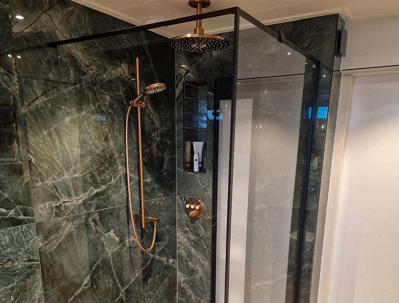 Schoonmaken van de badkamer