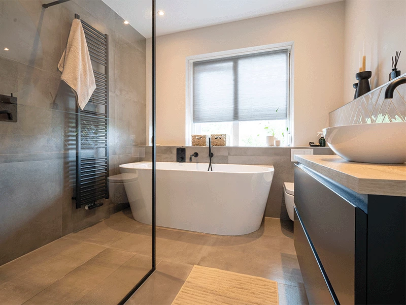 Badkamer met houten vloer