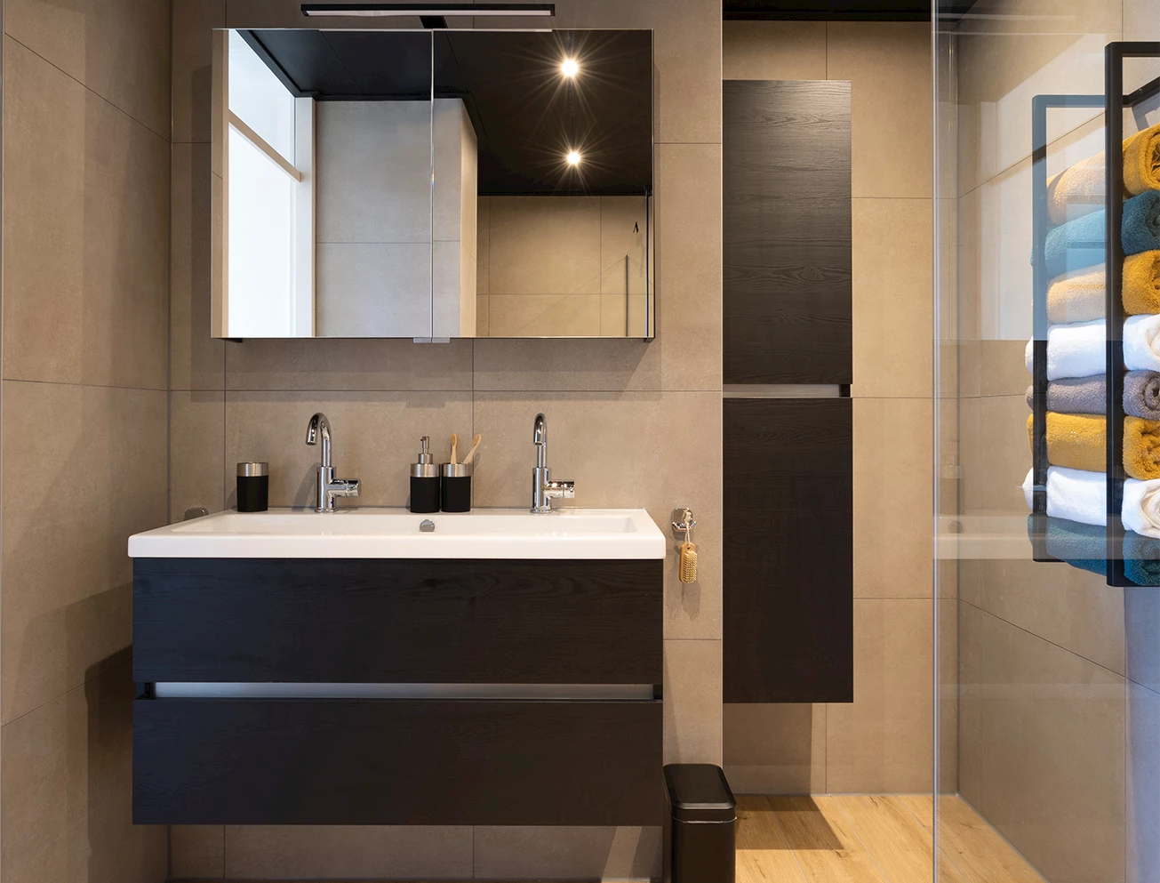 Moderne strakke badkamers