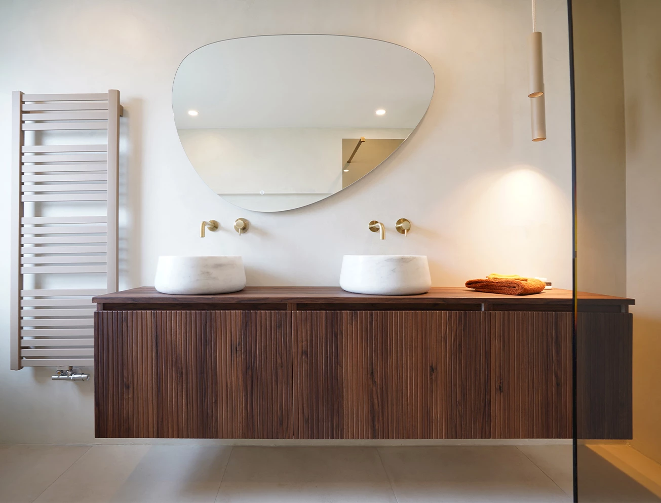 Badmeubel in vierkante badkamer