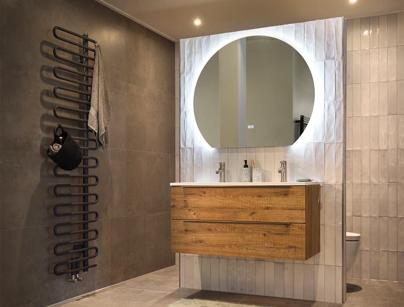 Grijs witte badkamer bij Sani4All