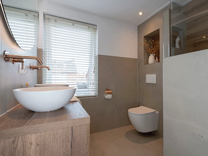 Minimalistische badkamer bij Sani4All