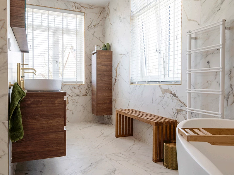 Lichte marmer badkamer