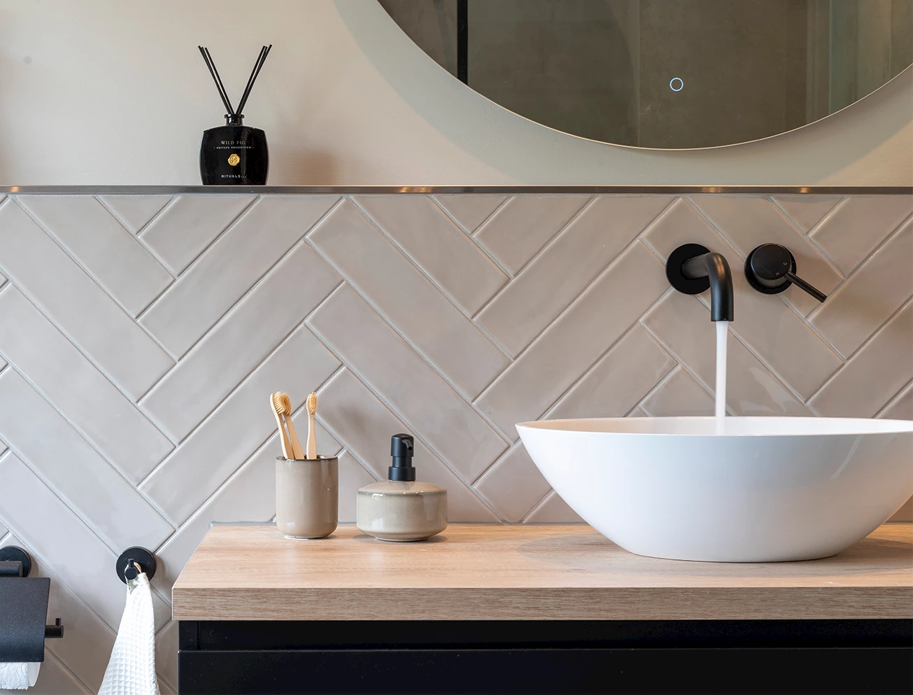 Visgraat tegels badkamer beige