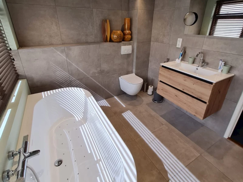 Moderne badkamer Pesse