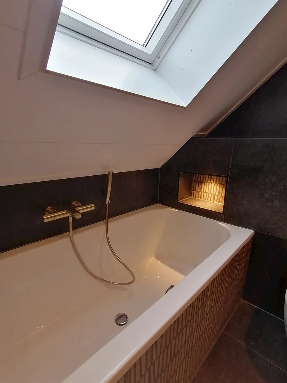 Badkamer onder een schuin dak, hoe vind je toch de perfecte indeling?