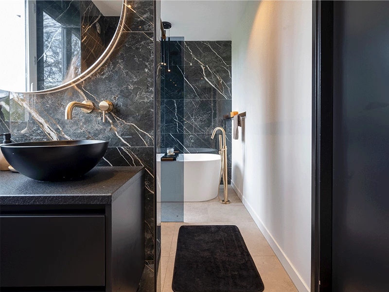 Ruime marmer badkamer