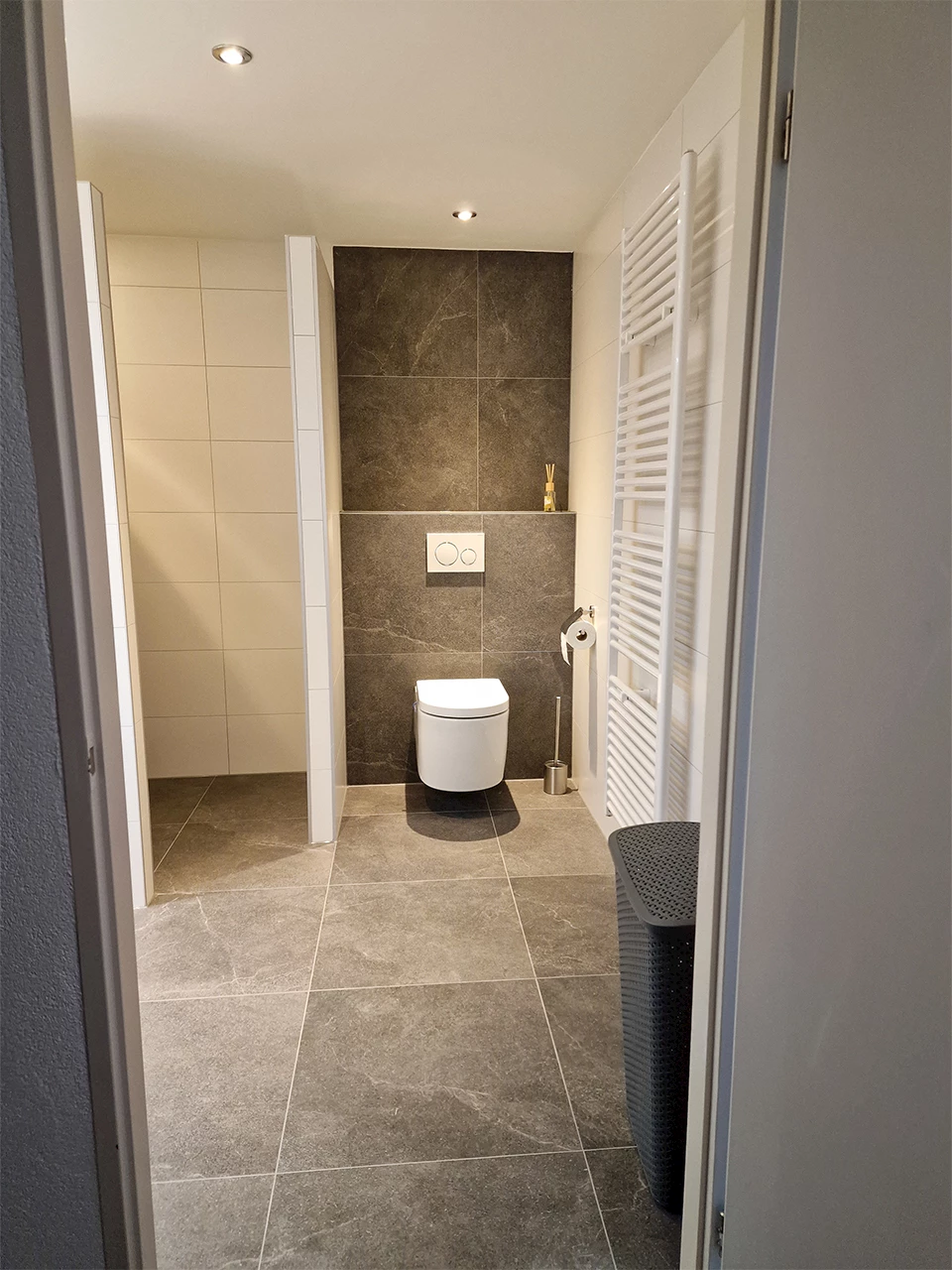 Ruime tijdloze badkamer