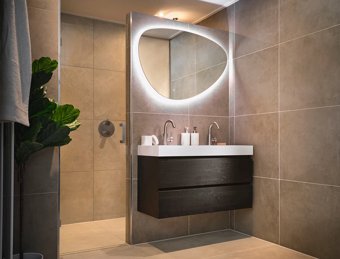 Moderne badkamer met betonlook tegels