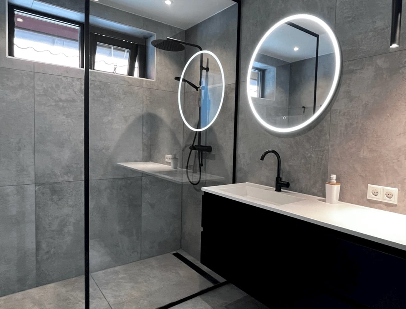 Kleine betonlook badkamer bij Sani4All