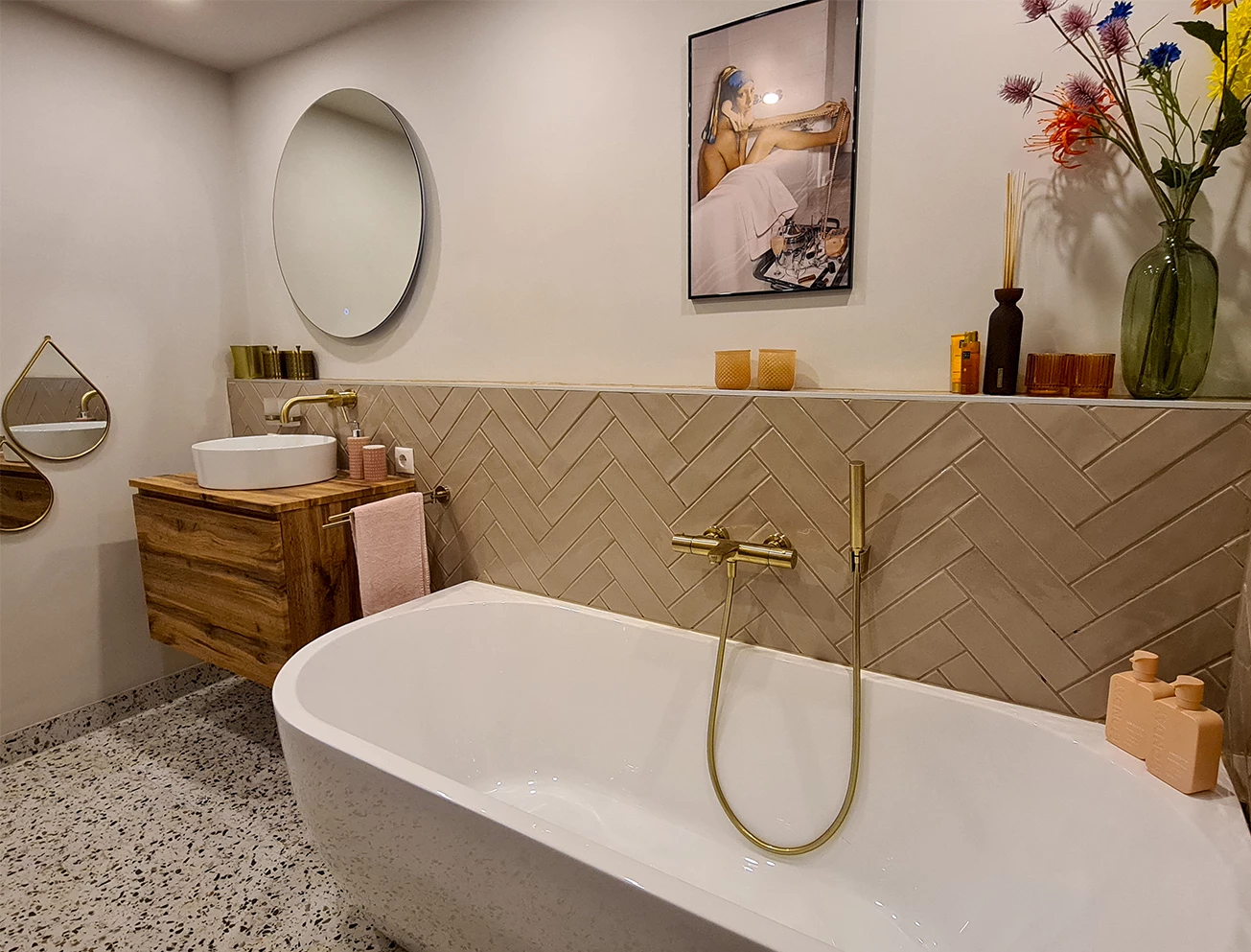 Visgraat tegels badkamer beige