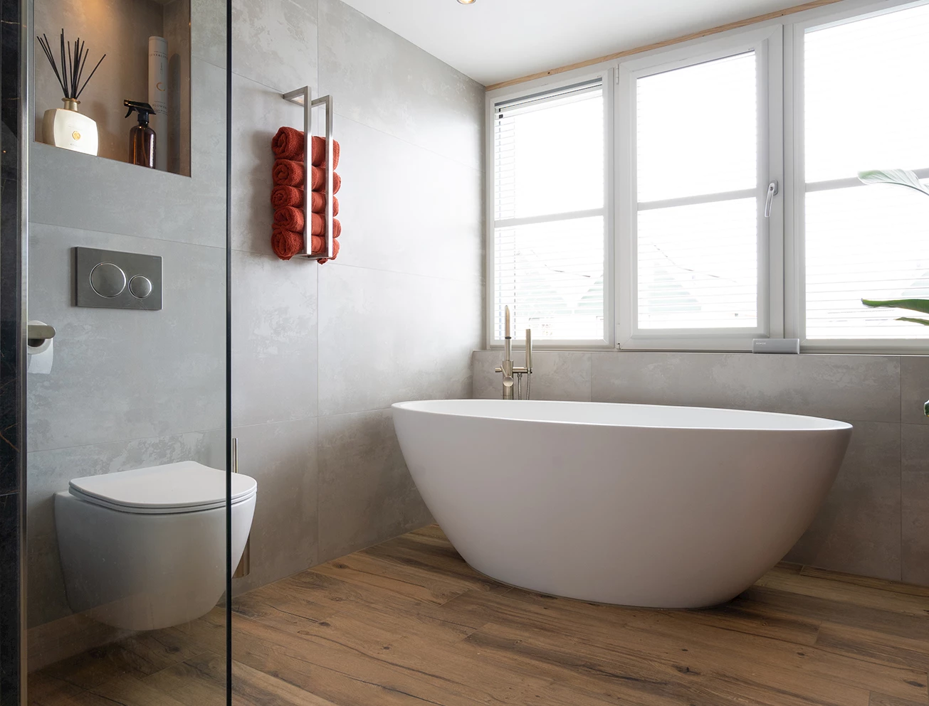 Wellness badkamer met vrijstaand ligbad