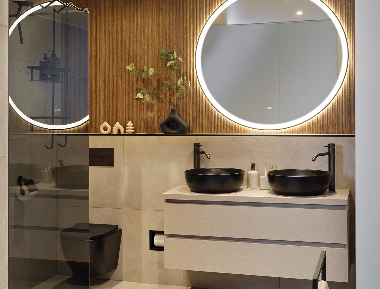 Japandi badkamer hout en zwart