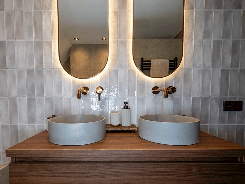 Moderne grijze badkamer