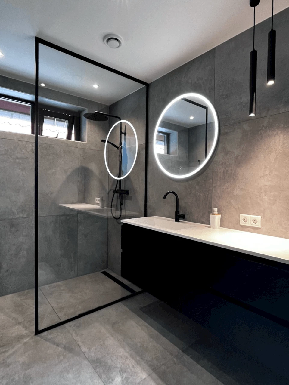 Kleine betonlook badkamers