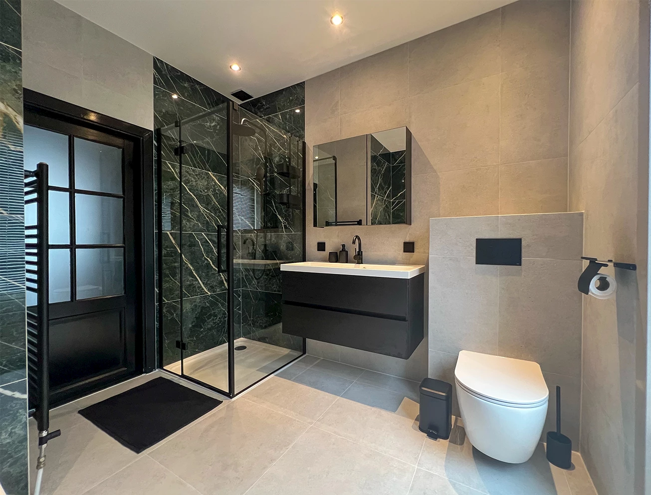 Kleurrijke badkamer met marmerlook