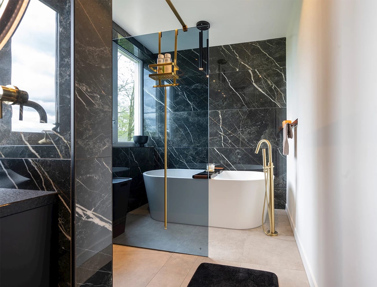 Marmerlook badkamers met goud bij Sani4All