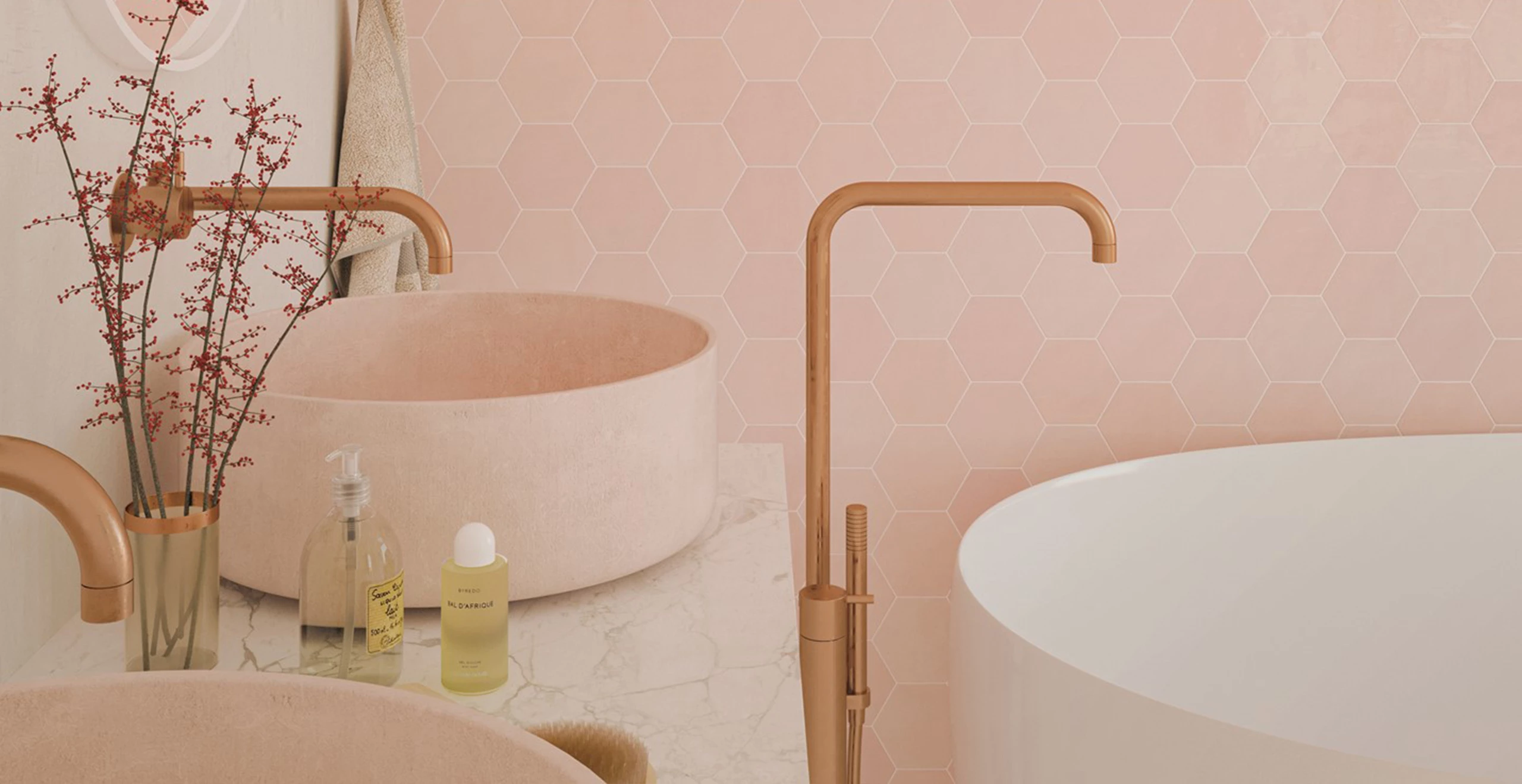 Roze in badkamer