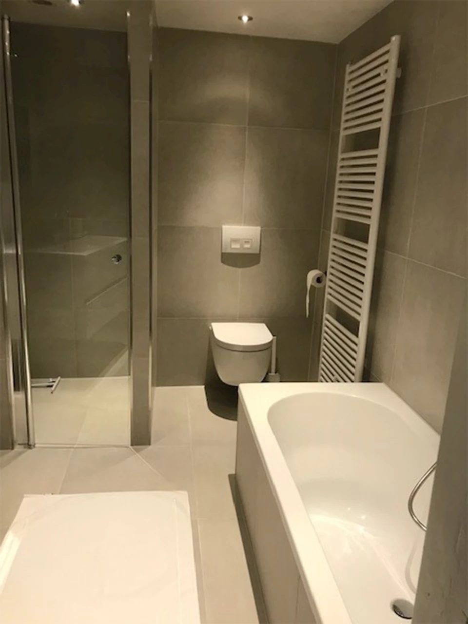 Tijdloze minimalistische badkamer