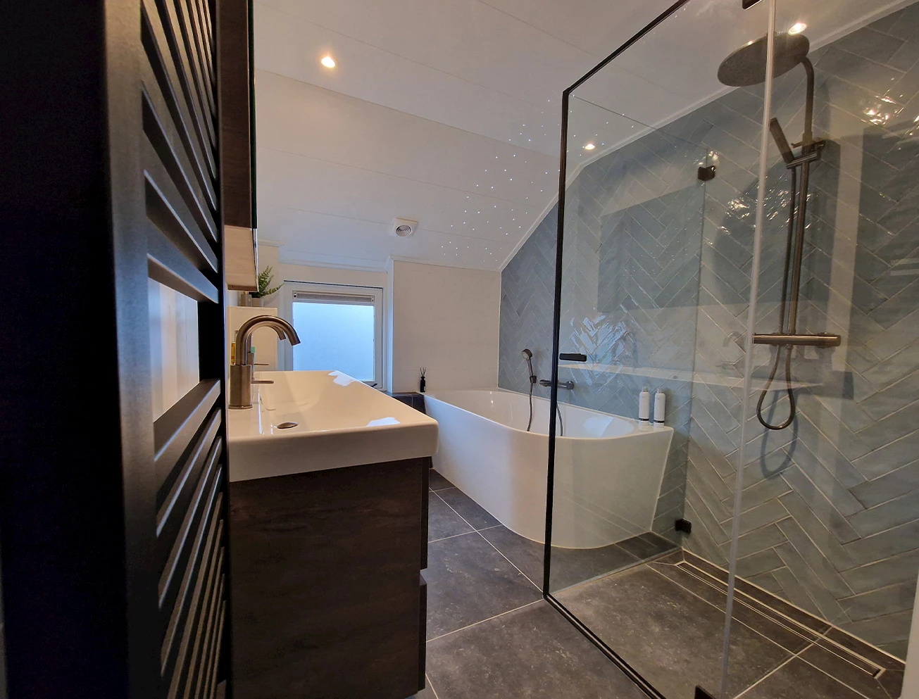 Badkamer onder een schuin dak (2)