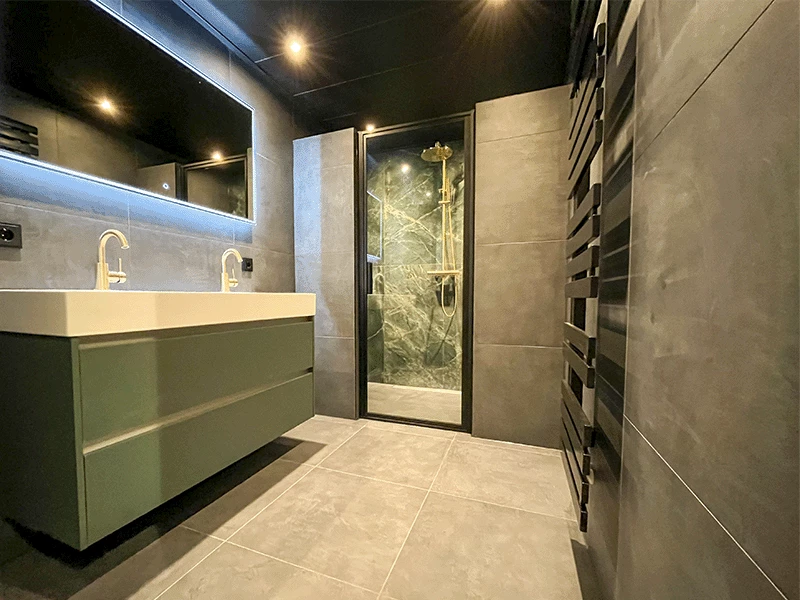 Groene marmerlook badkamer