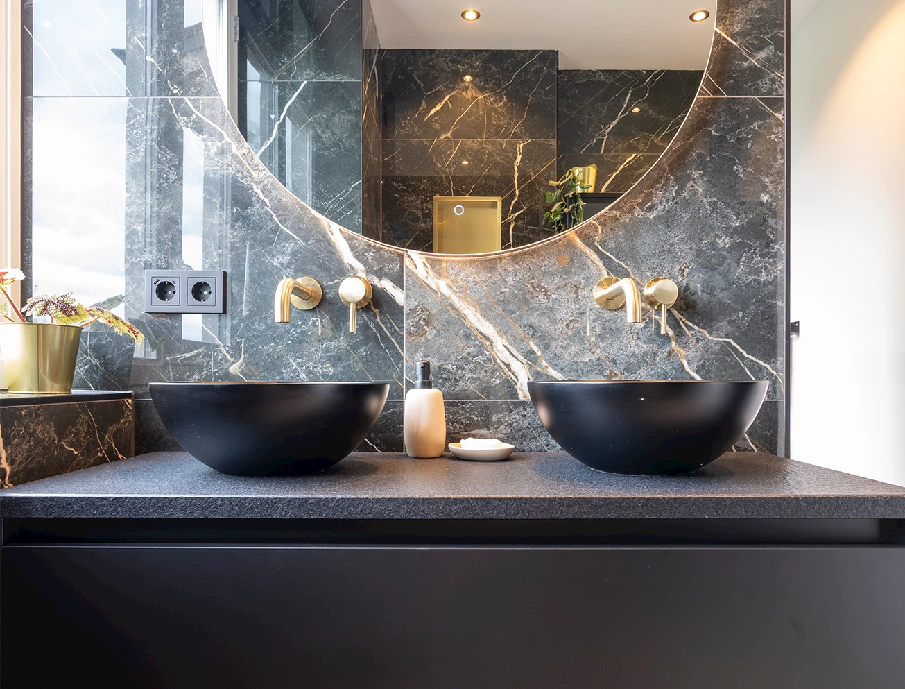 Waskom marmerlook badkamer