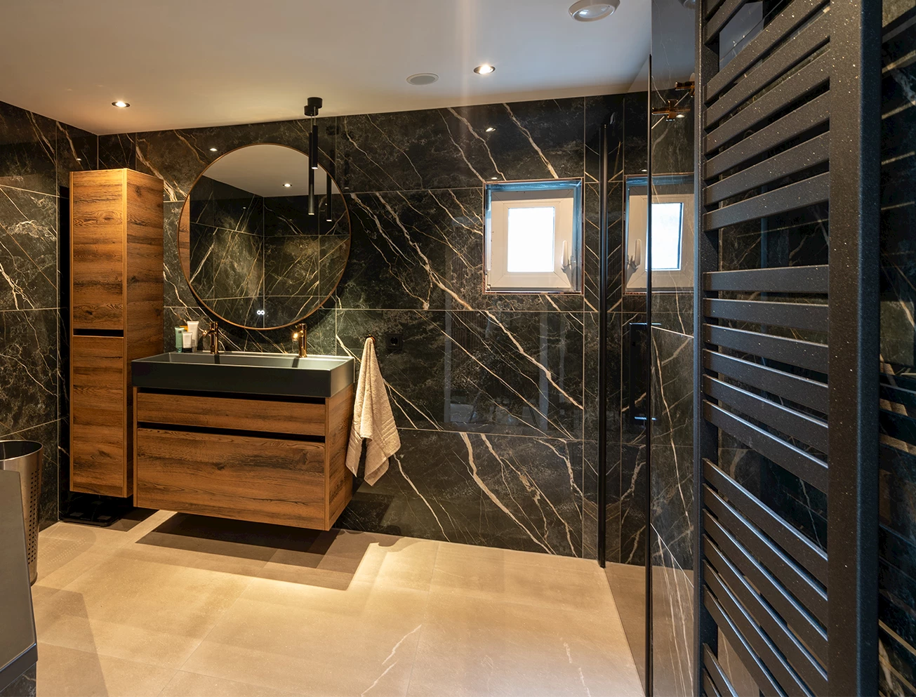 Designradiator zwarte badkamer