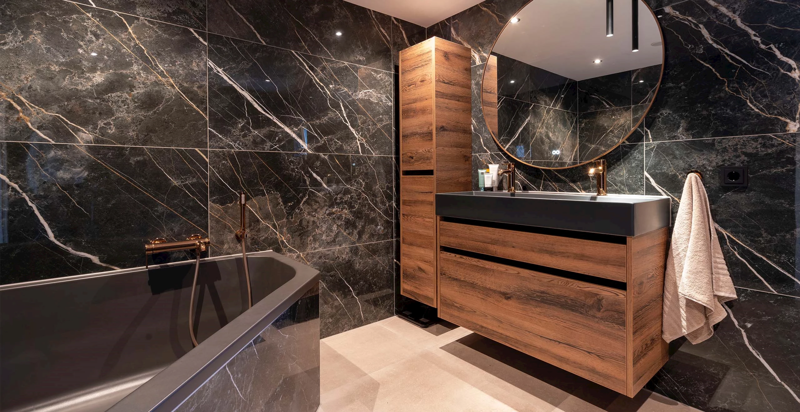 Badkamers hout en zwart