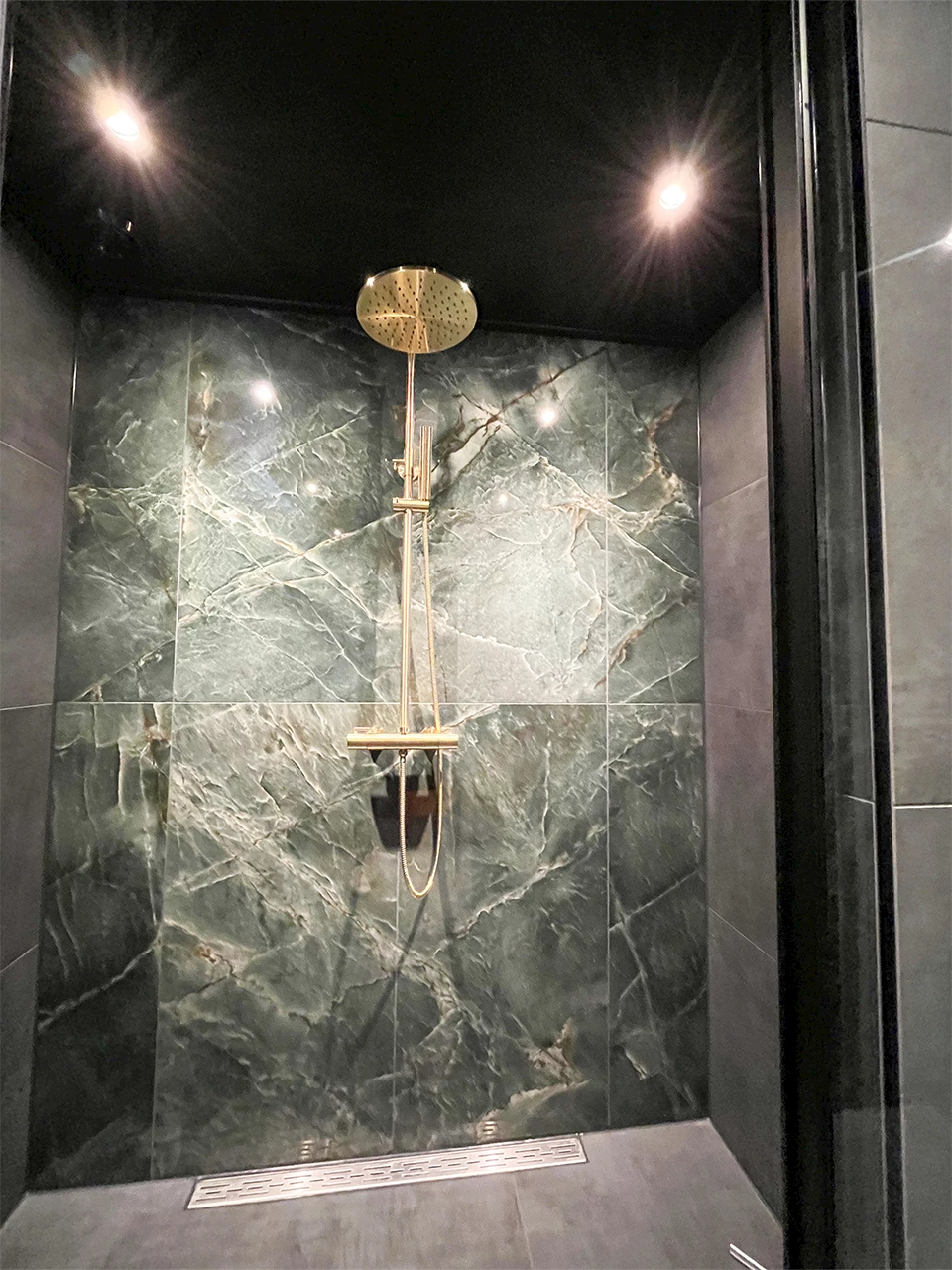 Stijlvolle marmerlook badkamer