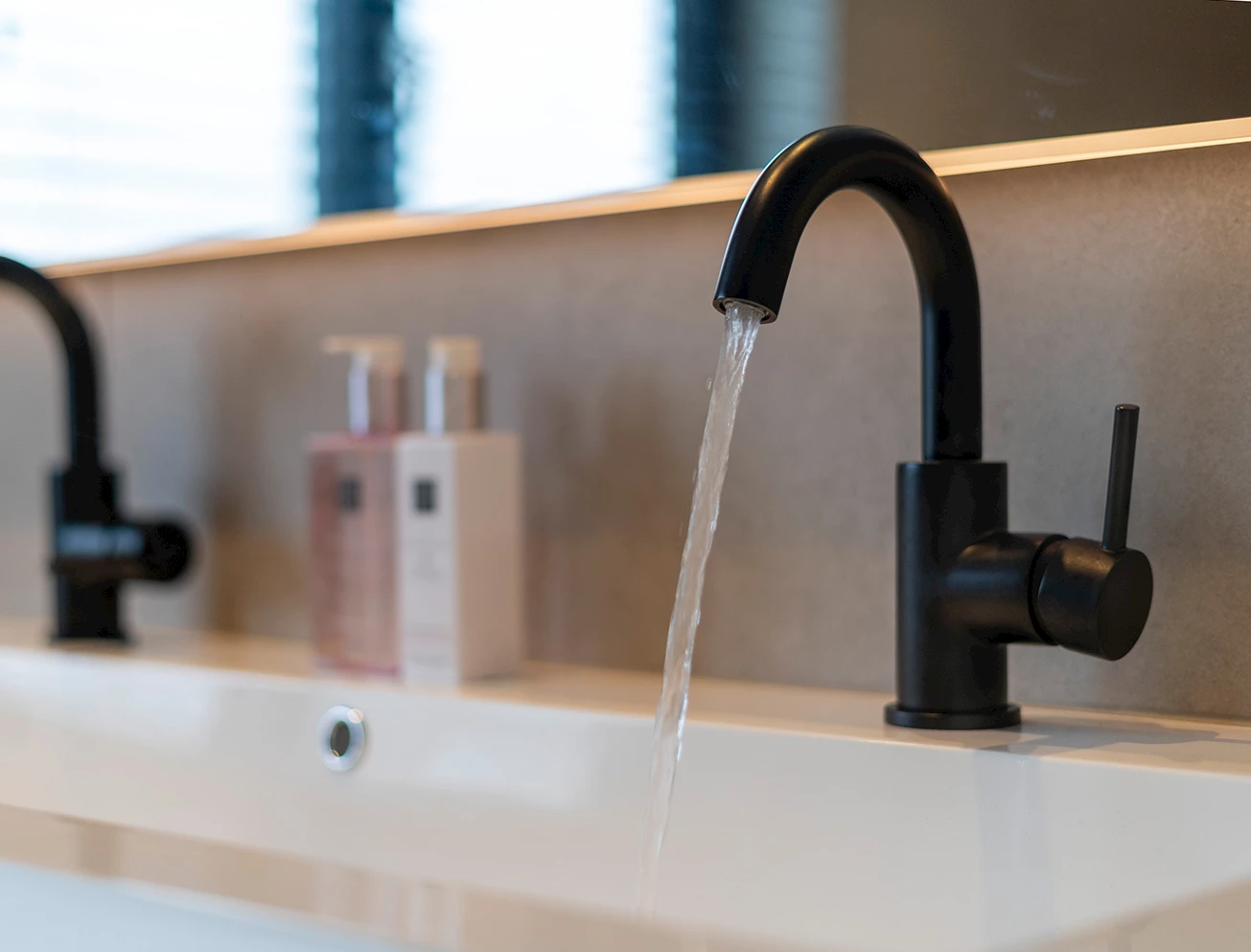 Schoonmaken mat zwarte kranen