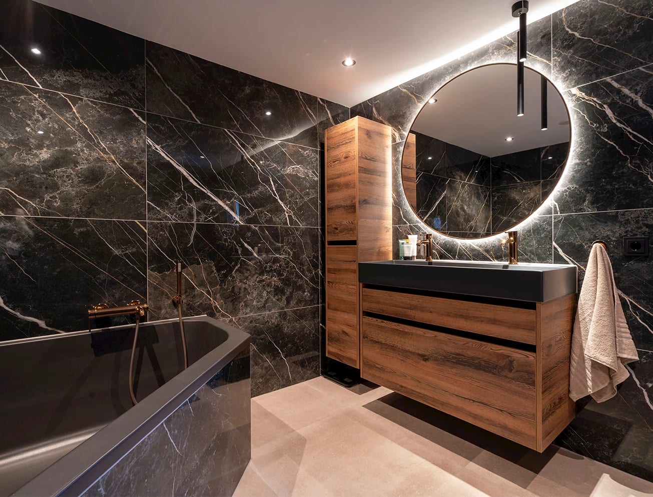 Badkamer houtlook met zwart bij Sani4All