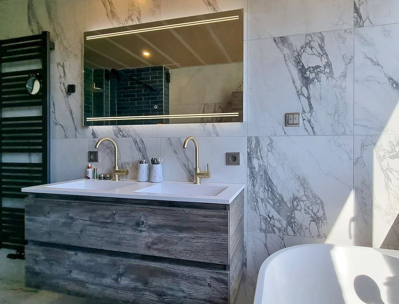 Witte marmerlook badkamer met goud