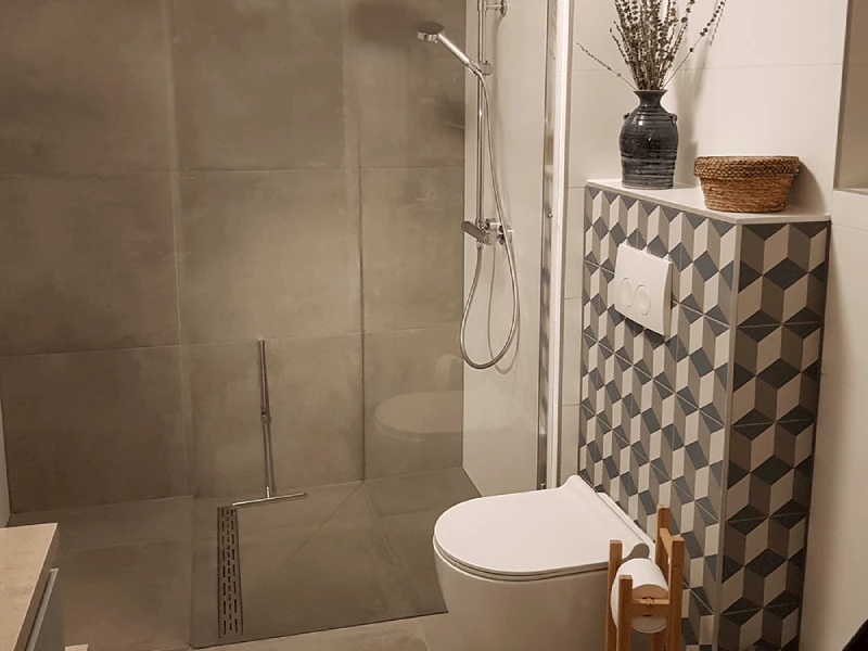 Opgeleverde kleurrijke badkamer Lelystad