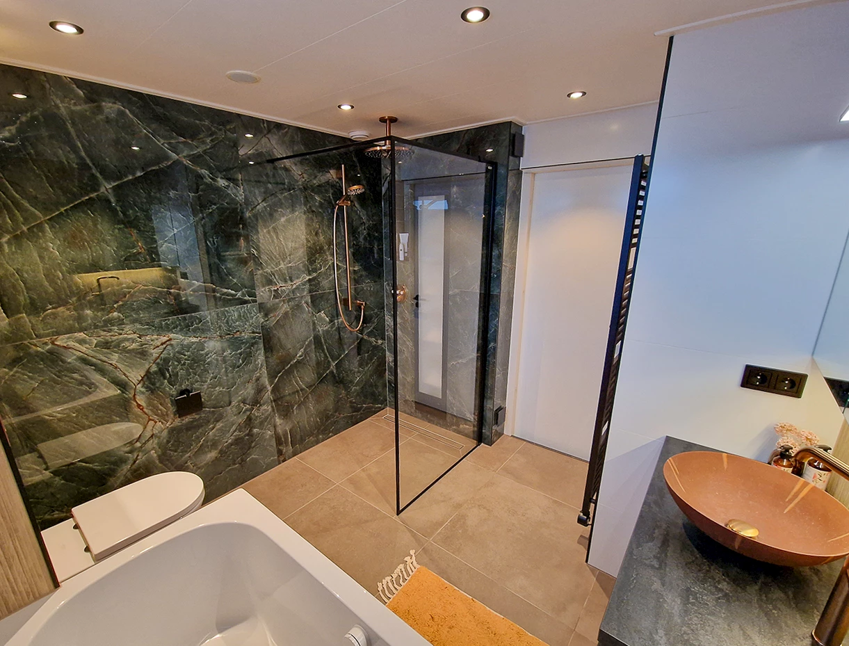 Groene tegels badkamer