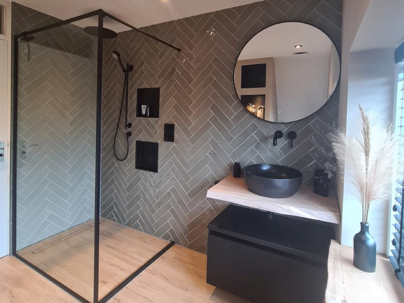 Zwarte waskom badkamer