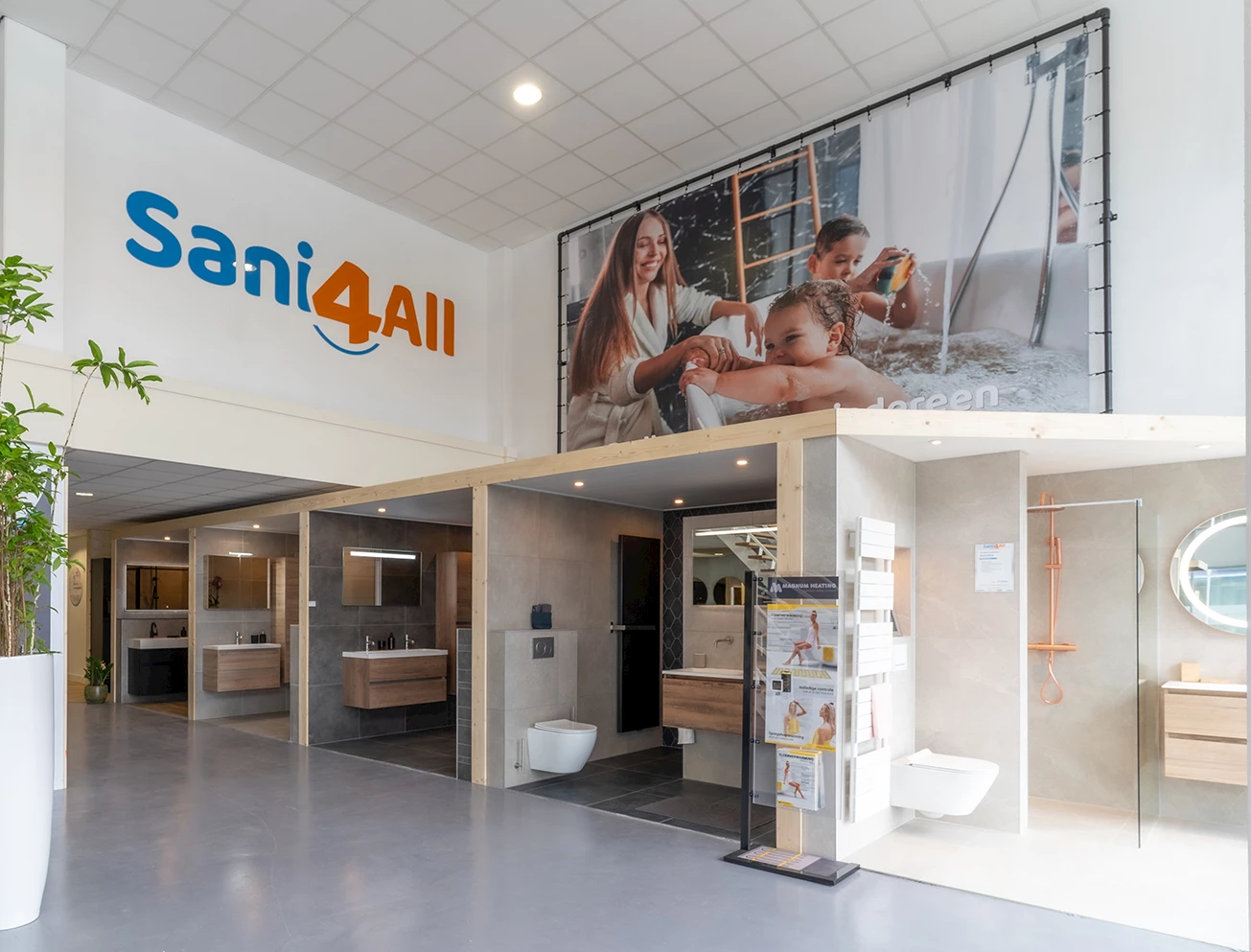 Een rij badkameropstellingen bij de entree van Sani4All Maassluis
