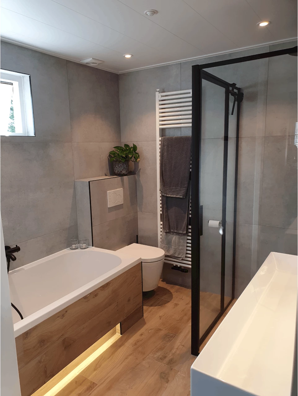 Opgeleverde luxe badkamer Uden