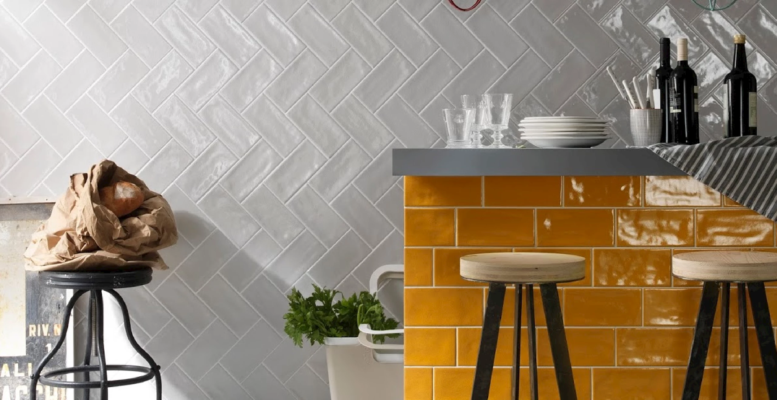 Okergeel in je badkamer stylen
