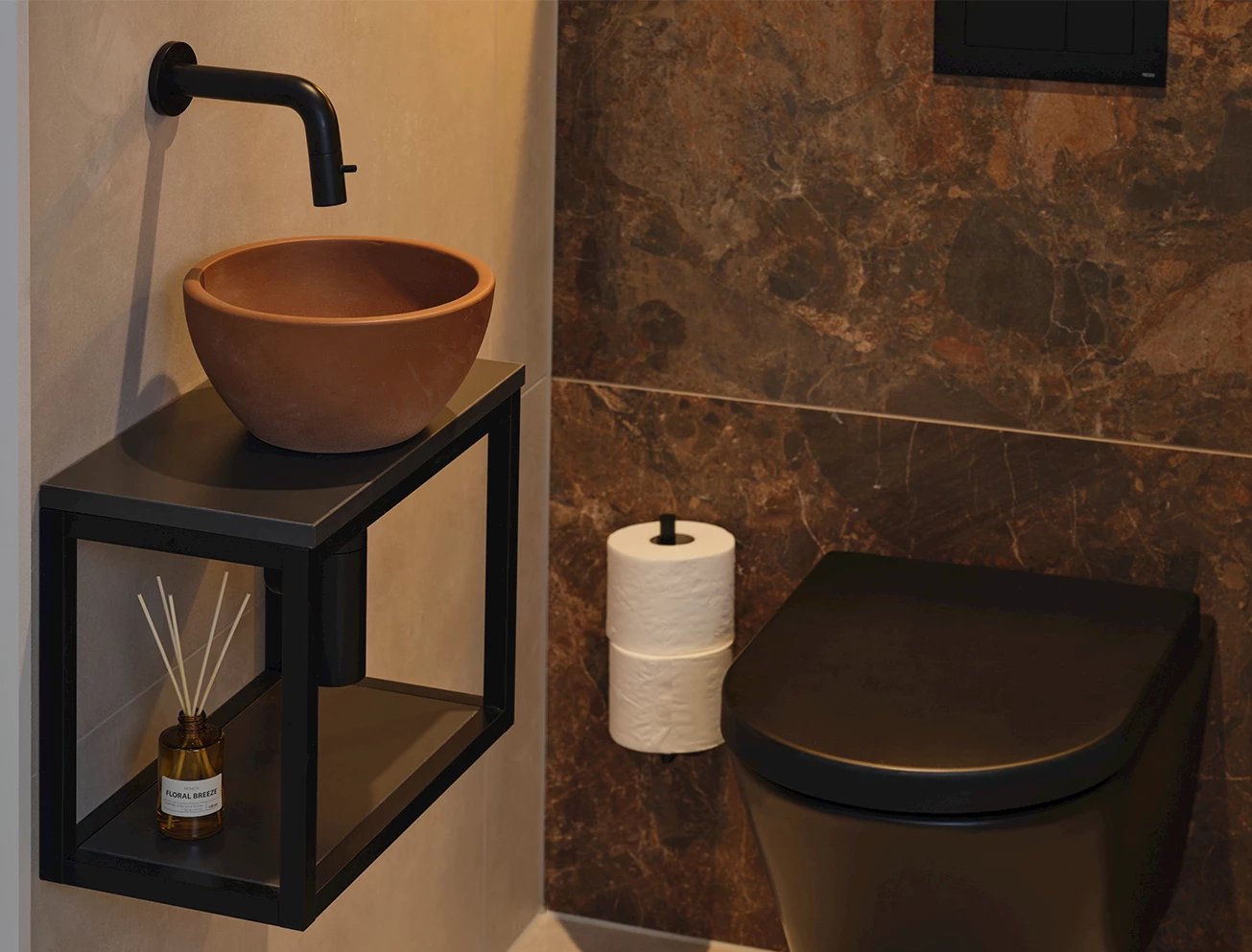 Donkerbruine toiletruimte