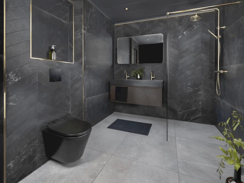 Luxe donkere badkamer